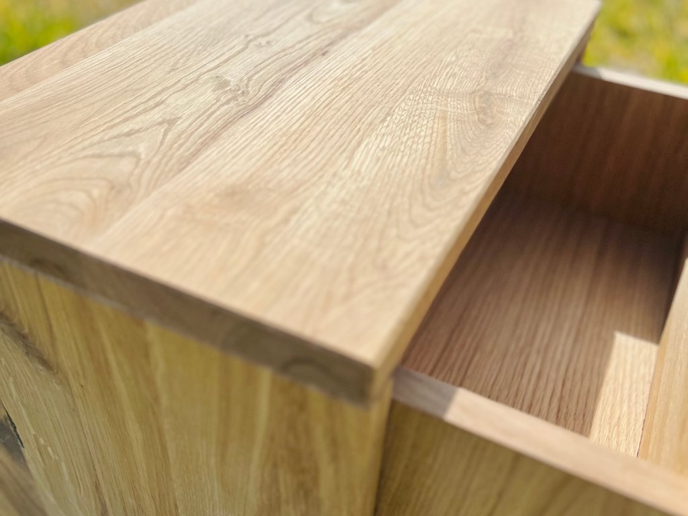 Masivni dubovy nocni stolek kostka se suplikem : proste dub